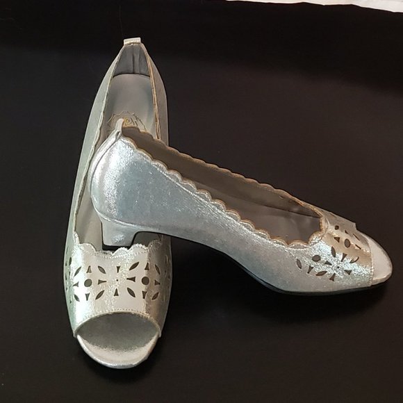 Ladies FLORAL Irene Wide Width Open Toe Slip-on Pumps in Silver - 8WW - Picture 2 of 6